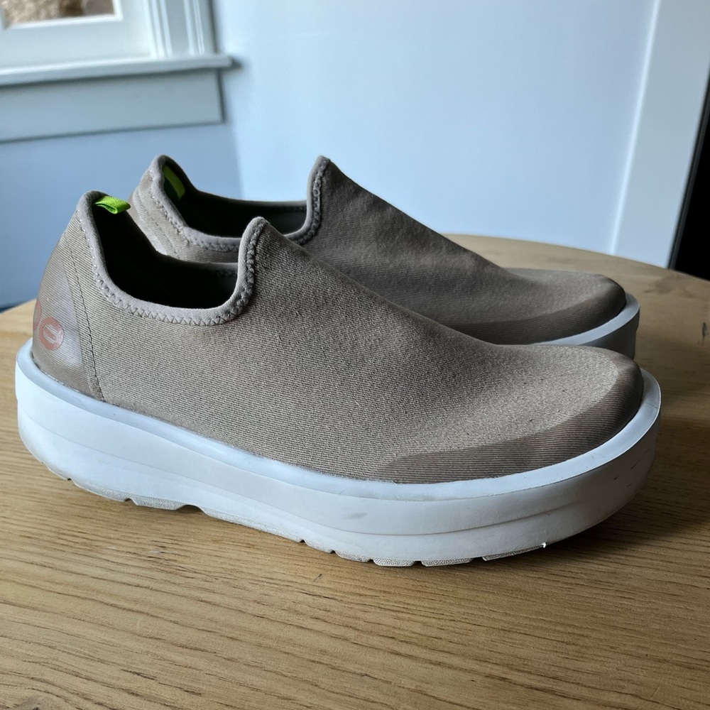 OOFOS OOMG Tan Slip-On Shoes size 9/40